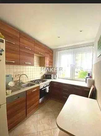 Kuhinja; kuhinjski aparati, pločice, prirodno svjetlo, moderni stil