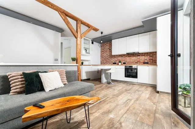 Dnevna soba; drvene grede, drveni pod, pločice, prirodno svjetlo, moderni stil