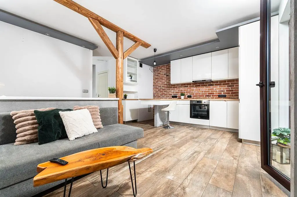 Dnevna soba; drvene grede, drveni pod, pločice, prirodno svjetlo, moderni stil