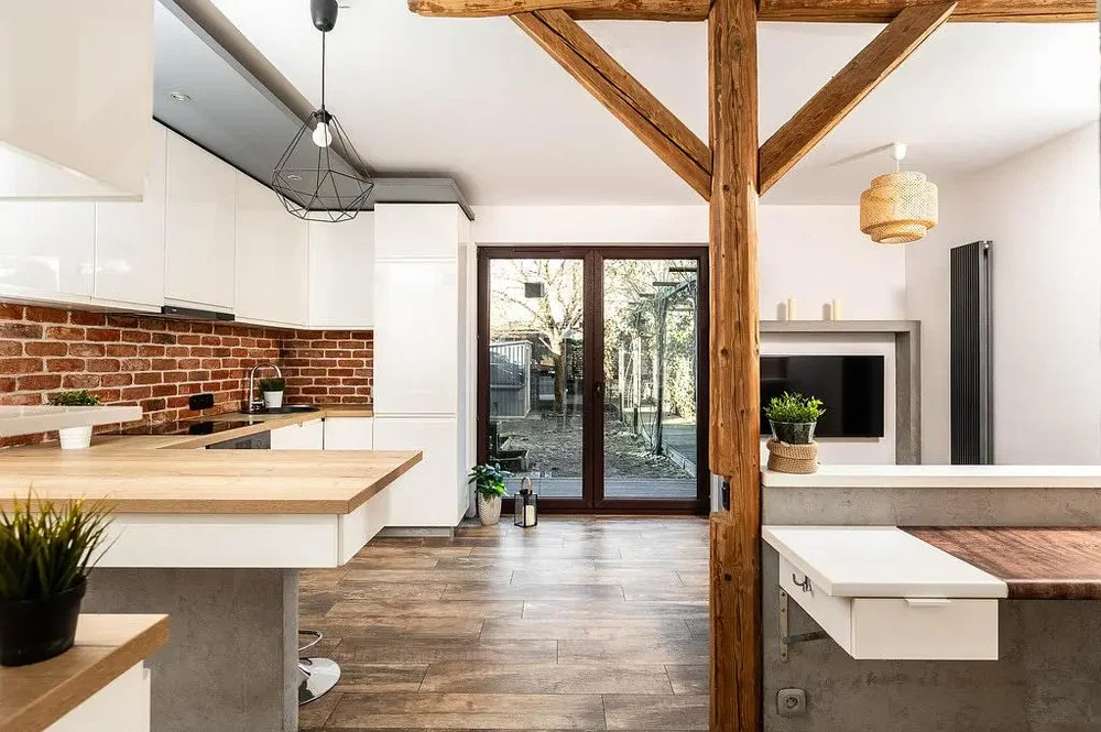 Kuhinja; pogled, drvene grede, prirodno svjetlo, moderni stil