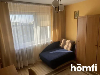 Yatak odası; doğal ışık, ahşap zemin