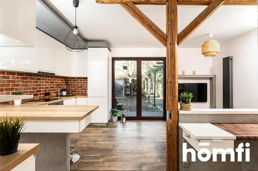 Kuhinja; pogled, drvene grede, prirodno svjetlo, moderni stil