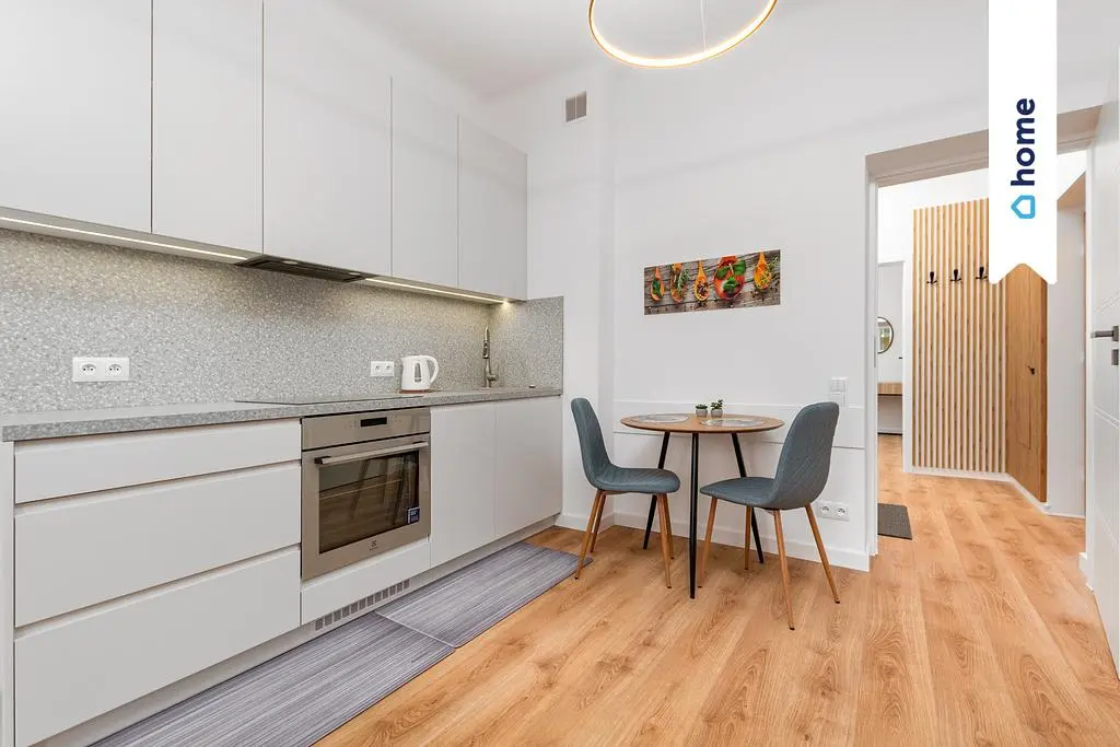 Cocina; electrodomésticos, estilo moderno, suelo de madera, luz natural