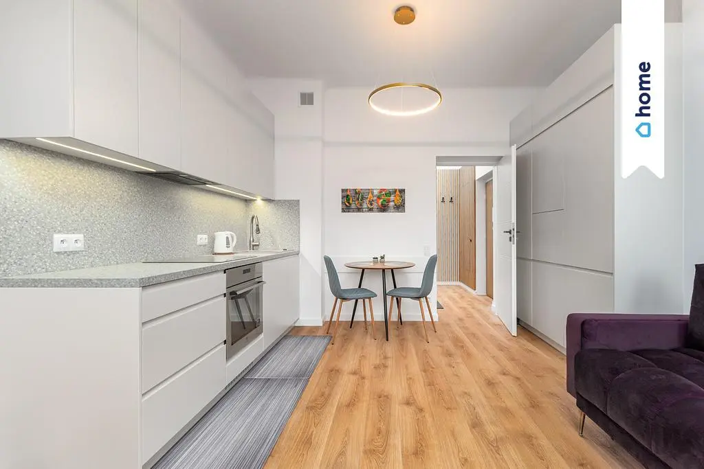 Cocina; estilo moderno, luz natural, suelo de madera