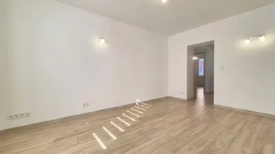 Oturma odası; ahşap zemin, doğal ışık