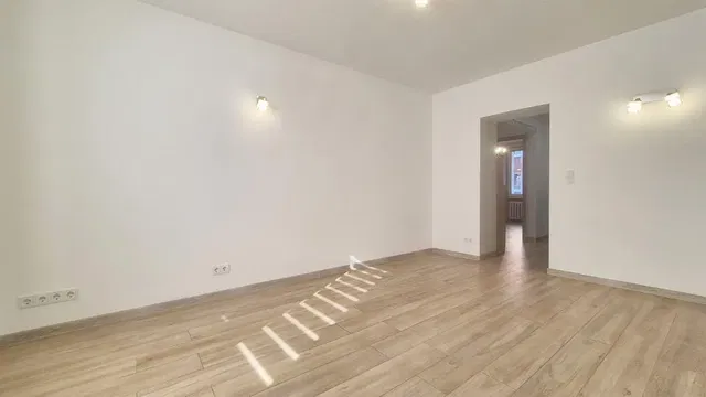 Dnevna soba; drveni pod, prirodno svjetlo