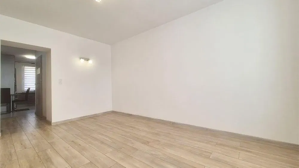 Oturma odası; fayans zemin, doğal ışık