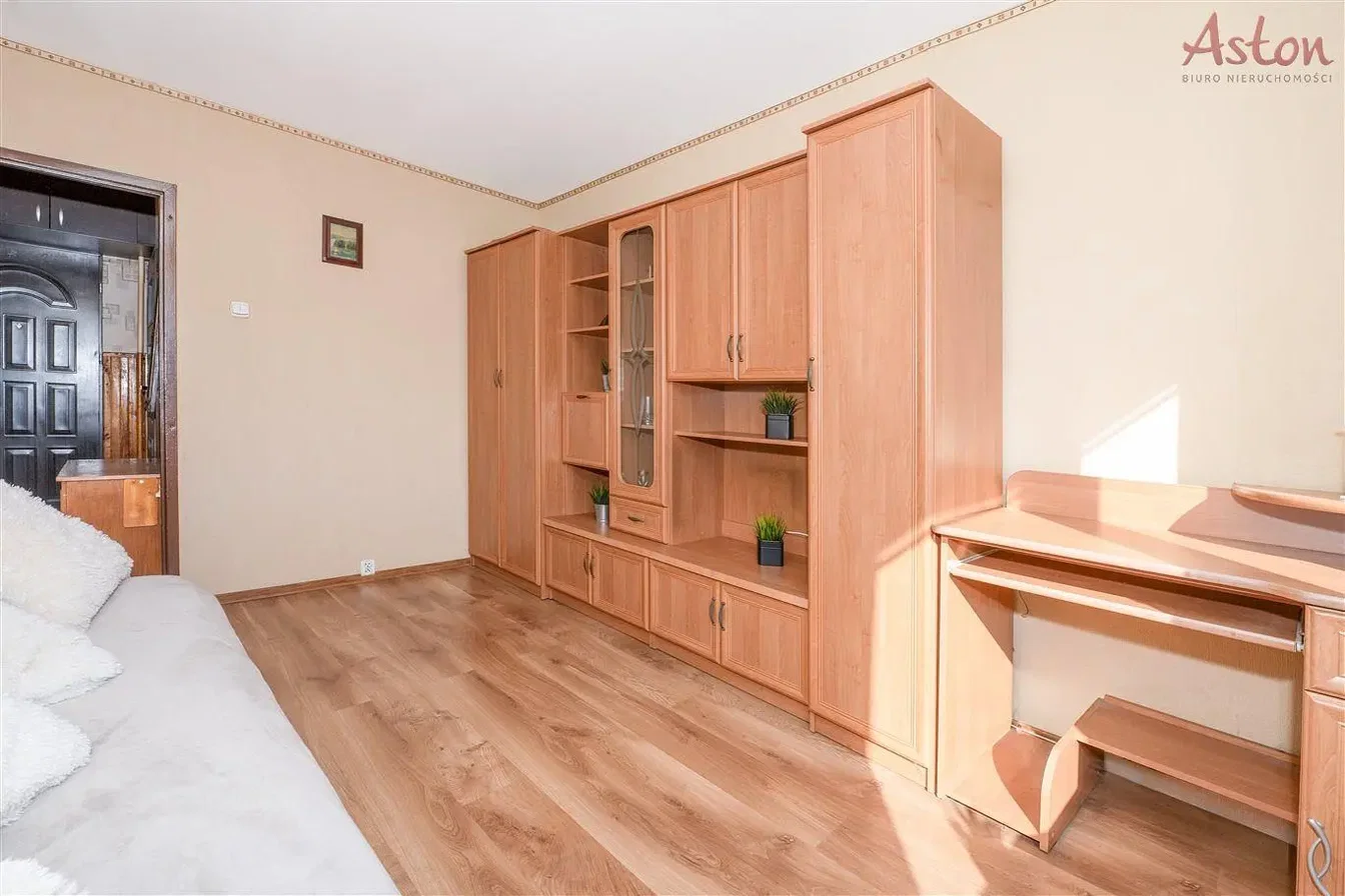 Oturma odası; ahşap zemin, doğal ışık