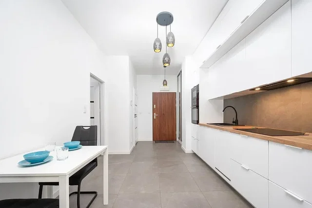 Küche; küchengeräte, tageslicht, moderner stil, fliesenboden