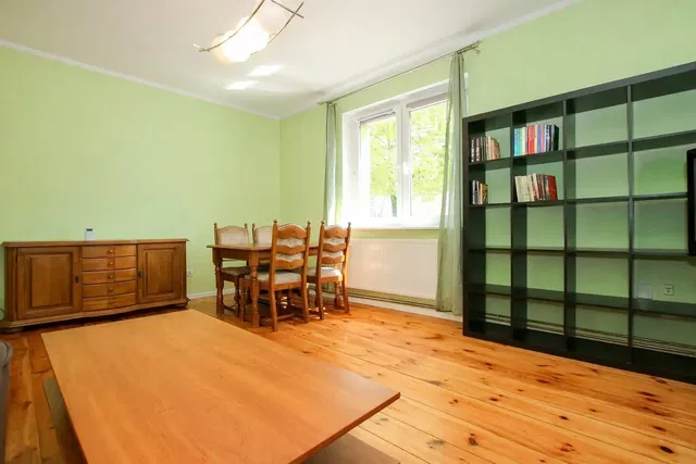 Soggiorno; pavimento in legno, luce naturale