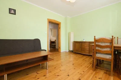 Дневна соба; дрвени под, природно светло