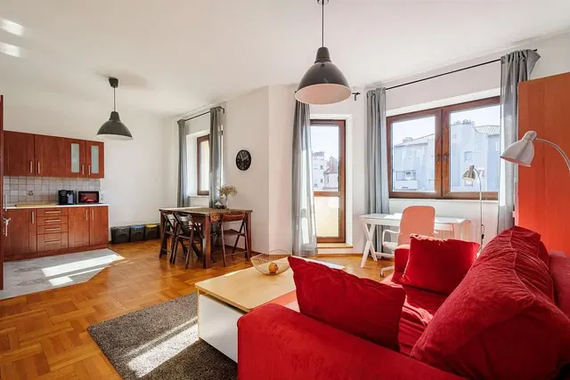 Дневна соба; поглед, дрвени под, природно светло