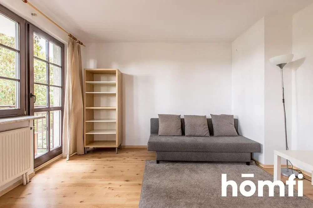 Oturma odası; manzara, ahşap zemin, doğal ışık, modern stil