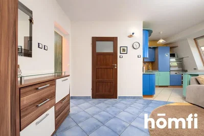 Dnevna soba; pločice, kuhinjski aparati, prirodno svjetlo