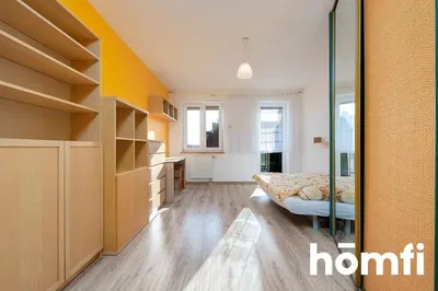 Spavaća soba; drveni pod, prirodno svjetlo, moderni stil