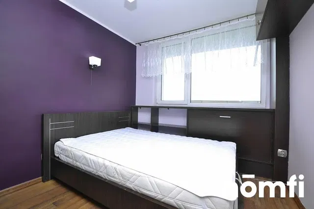 Quarto; luz natural, chão de madeira