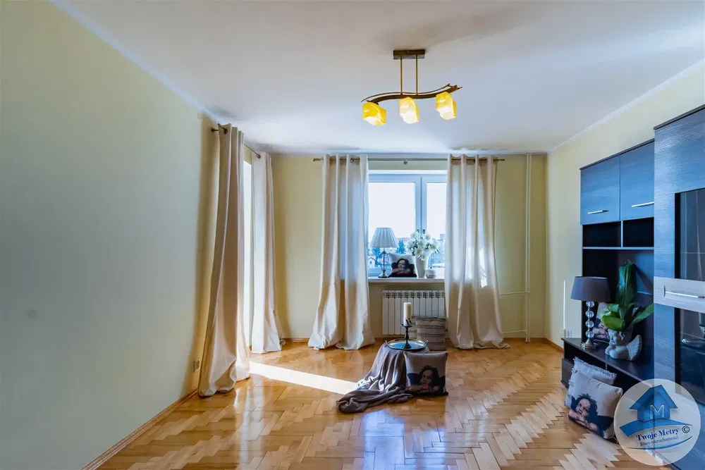 Dnevni boravak; drveni pod, prirodna svjetlost, moderan stil