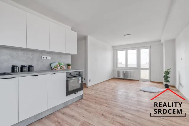 Kuhinja; kućanski aparati, prirodna svjetlost, moderan stil, drveni pod, renoviran