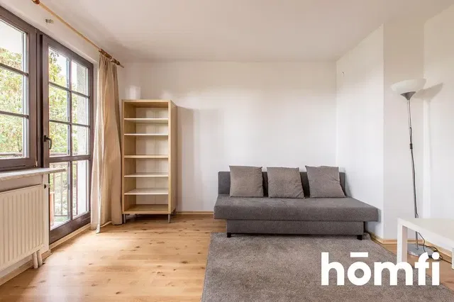 Дневна соба; поглед, дрвени под, природно светло