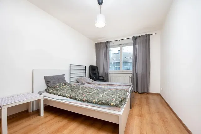 Quarto; chão de madeira, luz natural