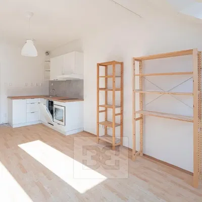 Kuhinja; kućanski aparati, drveni pod, prirodna svjetlost, moderan stil