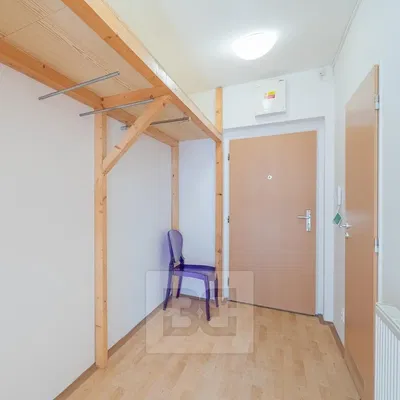 Garderoba; drvene grede, drveni pod, prirodna svjetlost