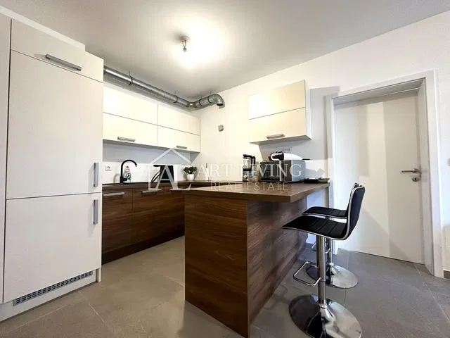 Cozinha; eletrodomésticos, chão de azulejo, renovado, estilo moderno, luz natural