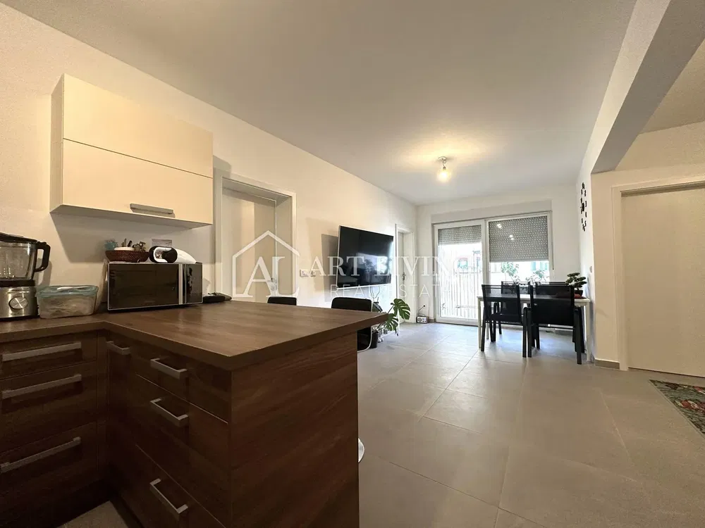 Kuhinja; kućanski aparati, prirodna svjetlost, moderan stil