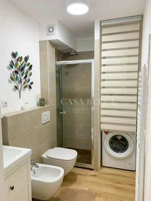 Toilette; fliesenboden, renoviert, tageslicht, moderner stil