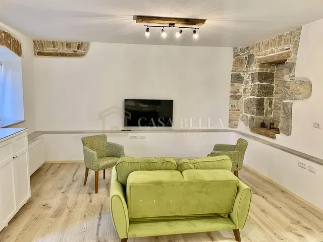 Salon; styl nowoczesny, podłoga drewniana, światło dzienne