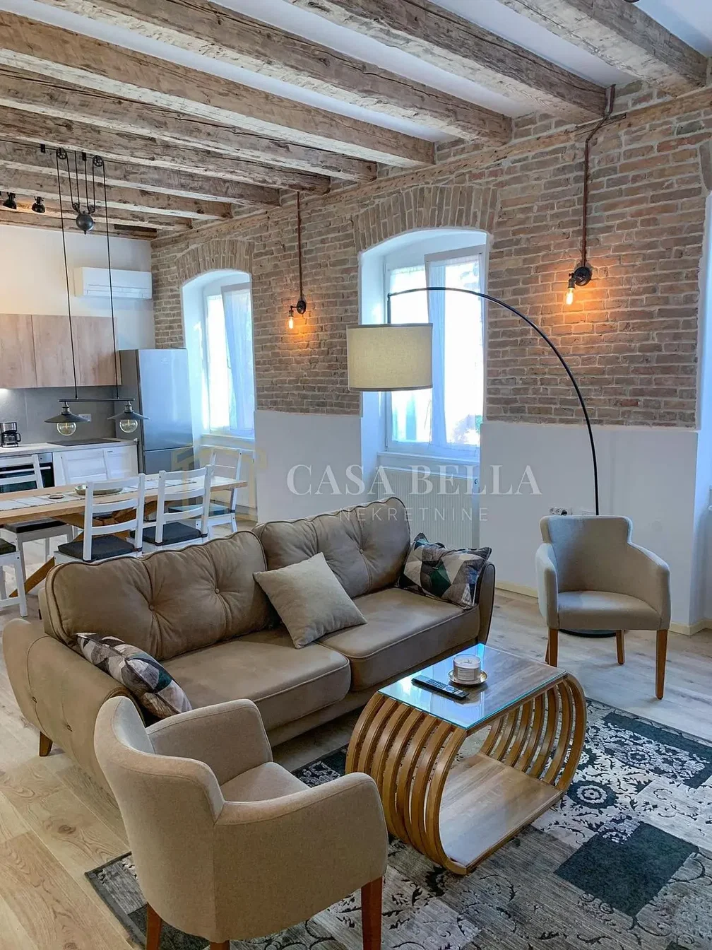 Wohnzimmer; holzbalken, tageslicht, moderner stil