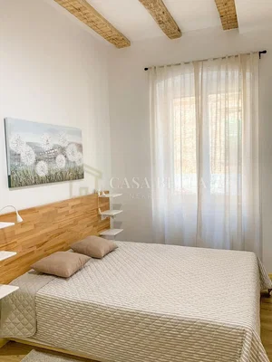 Schlafzimmer; holzbalken, tageslicht, moderner stil