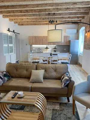 Wohnzimmer; holzbalken, tageslicht, moderner stil