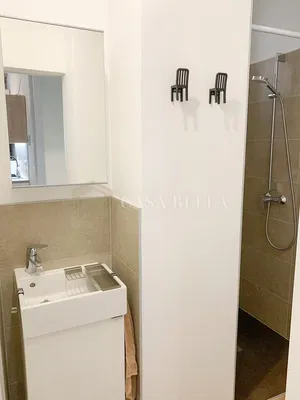 Badezimmer; fliesenboden, renoviert, tageslicht, moderner stil