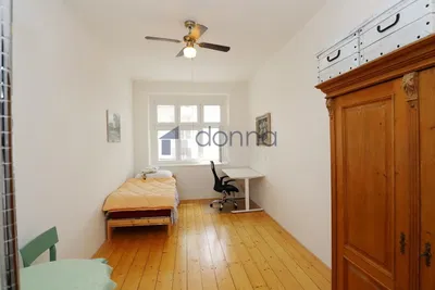 Schlafzimmer; holzboden, tageslicht