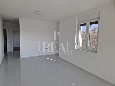 Obývací pokoj; dlažba, výhled, přirozené světlo