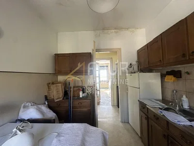 Cuisine; électroménager, carrelage, nécessite rénovation