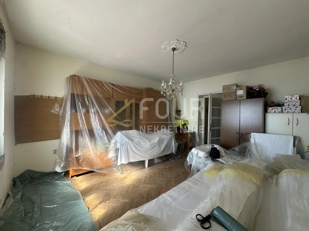 Chambre; nécessite rénovation, parquet