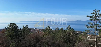 Dům a okolí; výhled