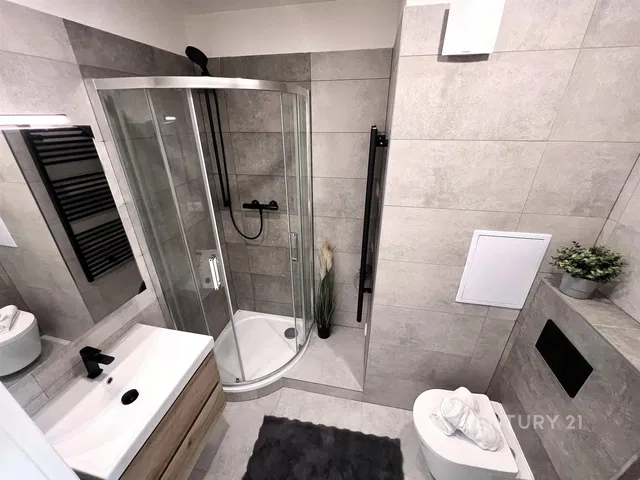 Bagno; pavimento in piastrelle, ristrutturato, luce naturale, stile moderno