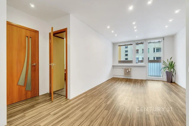 Woonkamer; natuurlijk licht, houten vloer, gerenoveerd