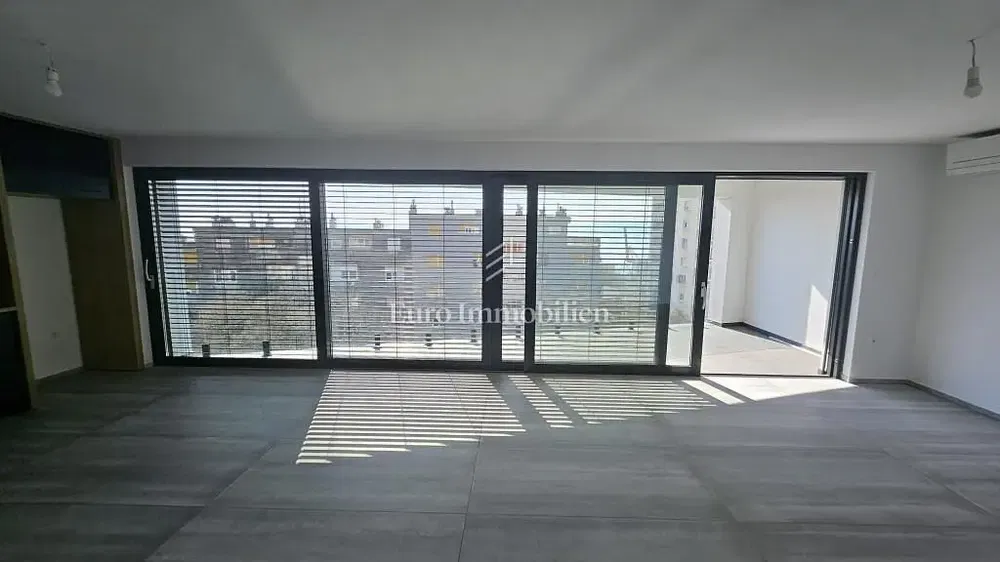 Obývací pokoj; výhled, dlažba, přirozené světlo