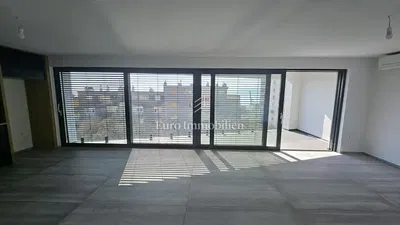 Obývací pokoj; výhled, dlažba, přirozené světlo