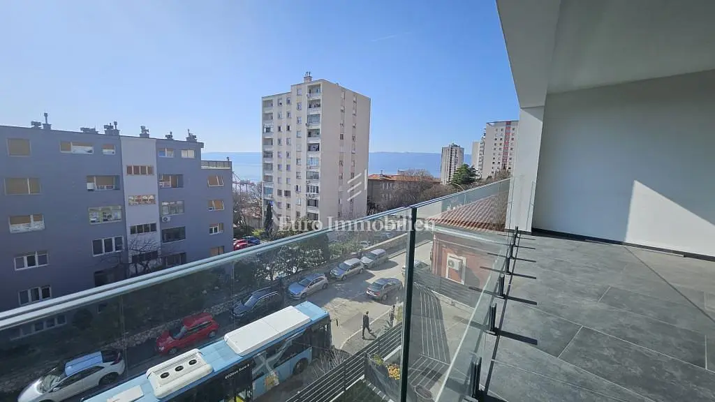 Balkon; výhled, dlažba