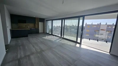 Kuchyně; výhled, dlažba, přirozené světlo