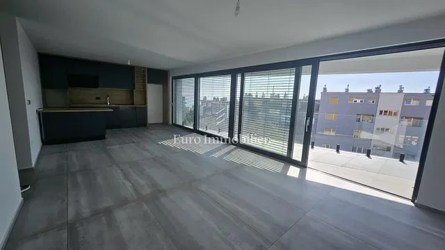 Cocina; vista, suelo de baldosas, luz natural