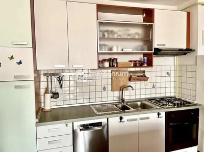 Kuchyně; kuchyňské spotřebiče, dlažba, po rekonstrukci, přirozené světlo, moderní styl