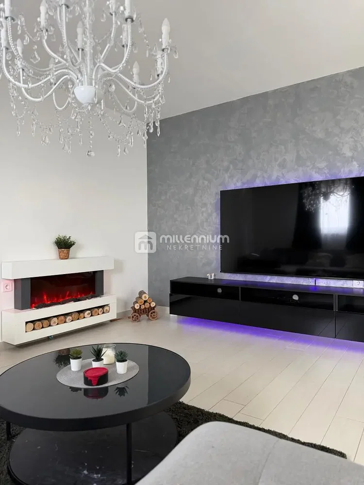 Obývací pokoj; krb, moderní styl, přirozené světlo