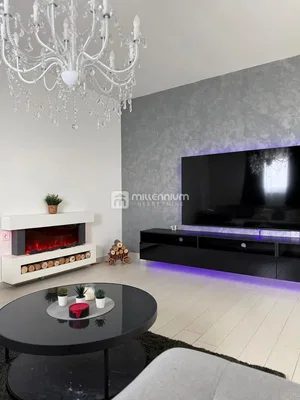 Obývací pokoj; krb, moderní styl, přirozené světlo