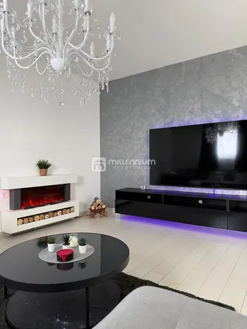 Salon; cheminée, style moderne, lumière naturelle